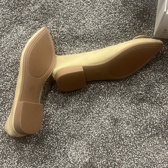 Beige flats - Picture 2 of 3